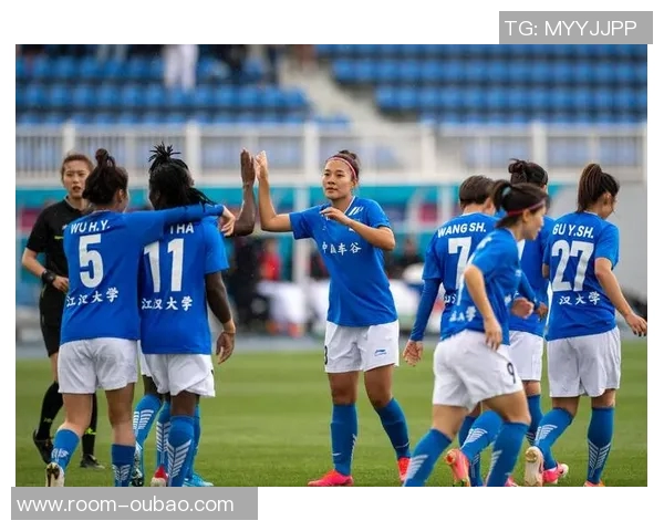 武汉车谷江大女足赛后自豪展示国旗合影庆祝中国骄傲时刻 武汉车谷江大女足赛后自豪展示国旗合影庆祝中国骄傲时刻